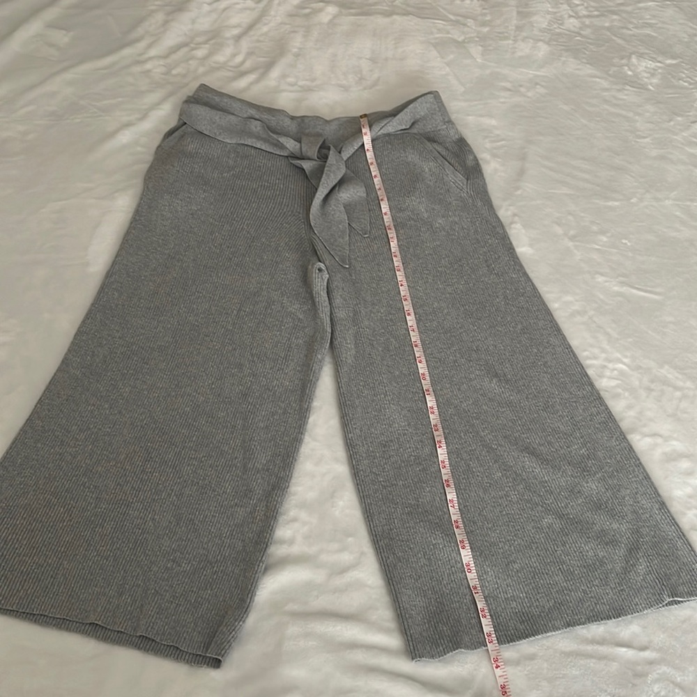Wide leg style knit pants